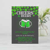 Grünes Bier und Kleeblätter St. Patrick's Day Part Einladung (Stehend Vorderseite)