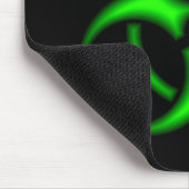 Grünes Biogefährdung-Neonsymbol Mousepad (Ecke)