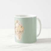 Grünes blondes Mädchen gelbes Blatt fällt Kaffeetasse (VorderseiteRechts)