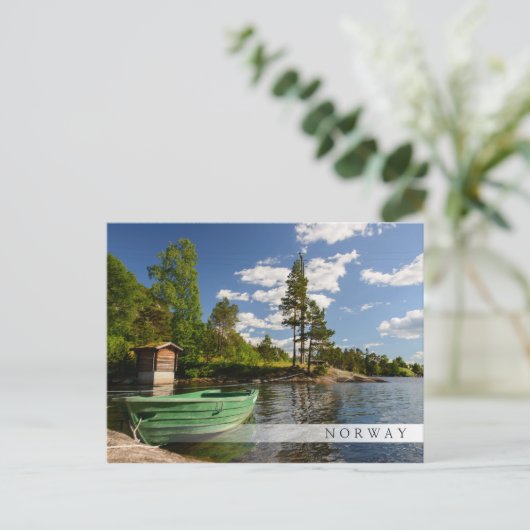 Grünes Boot in einem Fjord in Norwegen Bar Postkar Postkarte (Stehend Vorderseite)