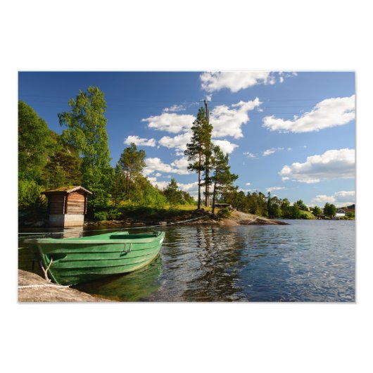Grünes Boot in einem Fjord in Norwegen Fotodruck (Vorne)