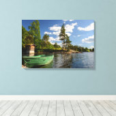 Grünes Boot in einem Fjord in Norwegen Leinwanddruck (Insitu (Holzboden))