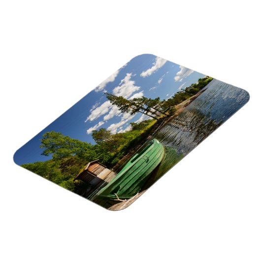 Grünes Boot in einem Fjord in Norwegen Magnet (Linke Seite)