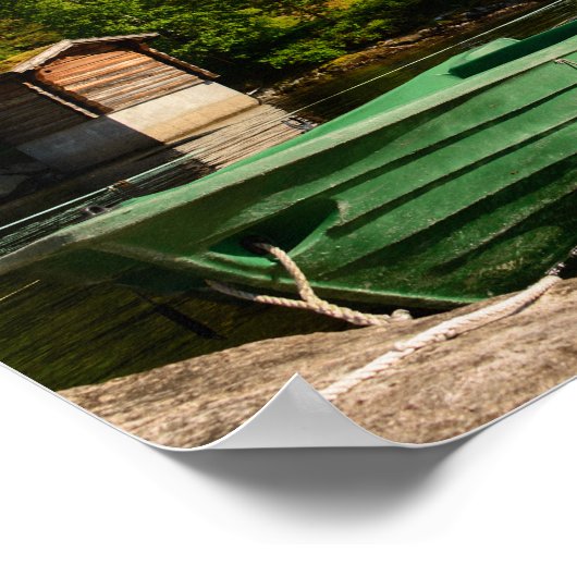 Grünes Boot in einem Fjord in Norwegen Plakatdruck Poster (Ecke)