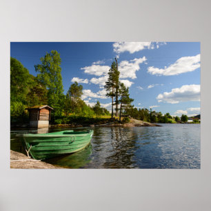 Grünes Boot in einem Fjord in Norwegen Plakatdruck Poster
