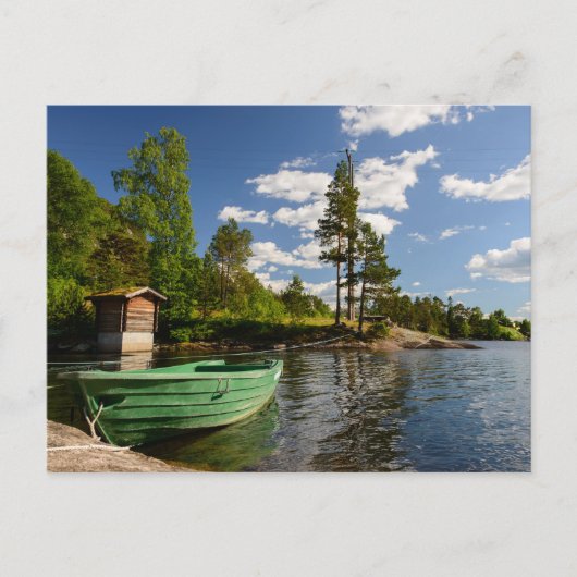 Grünes Boot in einem Fjord in Norwegen Postkarte (Vorderseite)