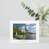 Grünes Boot in einem Fjord in Norwegen Postkarte (Stehend Vorderseite)