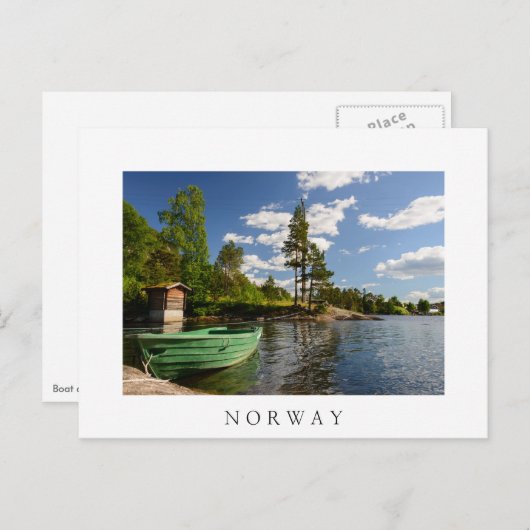 Grünes Boot in einem Fjord in Norwegen Postkarte (Vorne/Hinten)