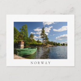 Grünes Boot in einem Fjord in Norwegen Postkarte