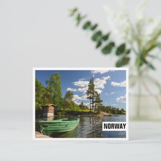 Grünes Boot in einem Fjord in Norwegen Rahmen Post Postkarte (Stehend Vorderseite)