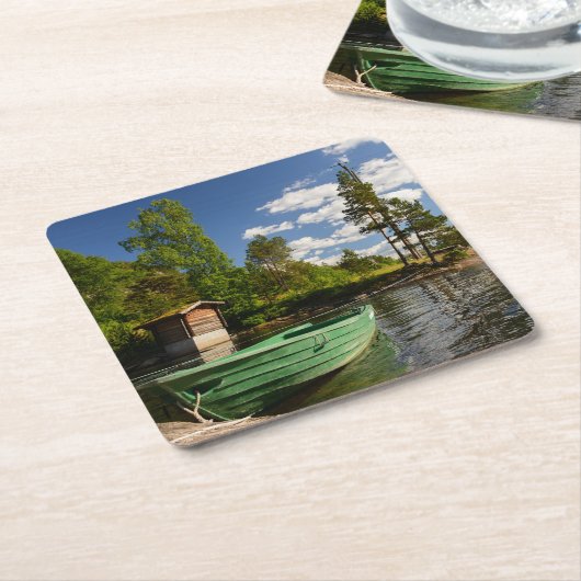 Grünes Boot in einem Fjord in Norwegen Rechteckiger Pappuntersetzer (angewinkelt)