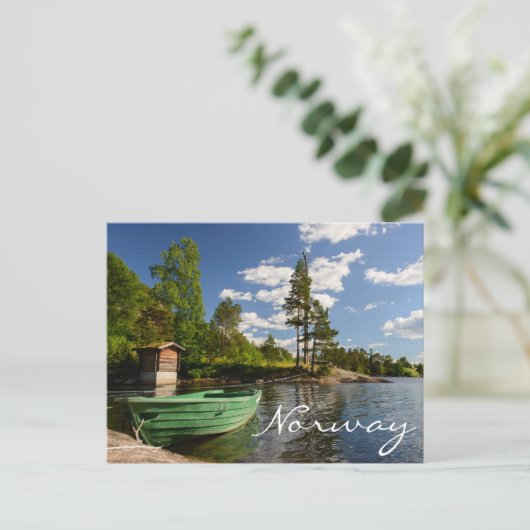 Grünes Boot in einem Fjord in Norwegen Text Postka Postkarte (Stehend Vorderseite)