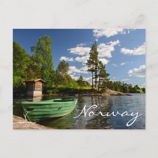 Grünes Boot in einem Fjord in Norwegen Text Postka Postkarte (Vorderseite)