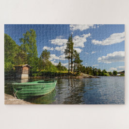 Grünes Boot in einer Fjordlandschaft in Norwegen Puzzle