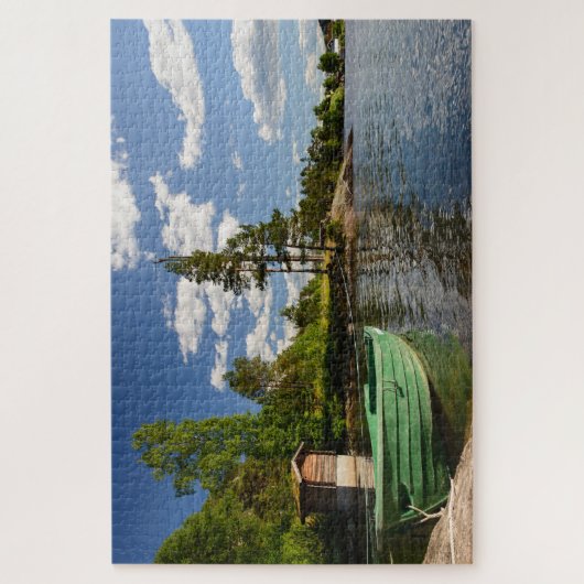 Grünes Boot in einer Fjordlandschaft in Norwegen Puzzle (Vertikal)