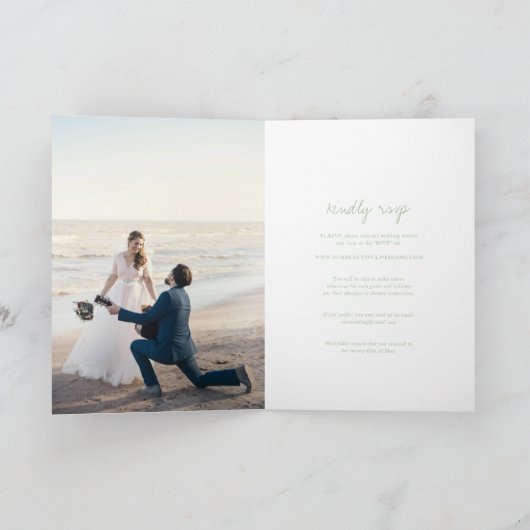 Grünes botanisches Foto mit sauberem Sage Elegante Einladung (Innenseite)