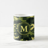 Grünes Camouflage-Muster Initialmonogramm Kaffeetasse (Mittel)