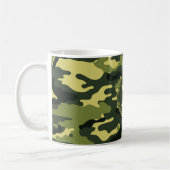 Grünes Camouflage-Muster Initialmonogramm Kaffeetasse (Links)