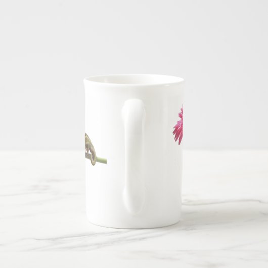 Grünes Chamäleon auf rosa Blume Porzellantasse (Rückseite)