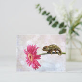 Grünes Chamäleon auf rosa Blume Postkarte (Stehend Vorderseite)