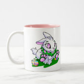 Grünes Cybunny, das durch neggs läuft Zweifarbige Tasse (Links)