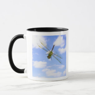 Grünes darner (Anax junius) Fliegen gegen Wolken Tasse