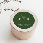 Grünes einfaches Mongram Botanische Hochzeit Runder Aufkleber<br><div class="desc">Der Botanische Botanische Rundsticker "Green Simple Minimal Monogram" zeigt Ihre Initialen rund um eine botanisch zeichnend Linie sowie ein klassisch modernes Layout.</div>
