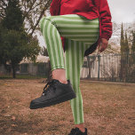 Grünes, einfaches Streifenmuster Leggings<br><div class="desc">Treten Sie ein in die Urlaubsatmosphäre mit den Leggings, die mit einem lustigen, skurrilen Design und einem klassischen festlichen Stil entworfen wurden! Die niedlichen Kleidungsstücke dieser Frauen sind mit stilvollen Streifen in einem minimalistischen, sauberen Look perfekt für jede Jahreszeit. Egal ob Sie sich entspannen, im Fitnessraum treffen oder eine Runde...</div>
