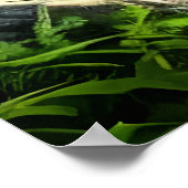 Grünes Fantasy-Biest im Wald | AI Art Poster (Ecke)