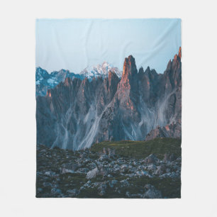 GRÜNES FELD IN DER NÄHE DES BERGS FLEECEDECKE