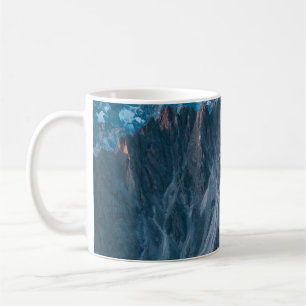GRÜNES FELD IN DER NÄHE EINES BERGES KAFFEETASSE