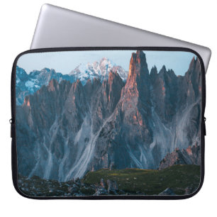 GRÜNES FELD IN DER NÄHE EINES BERGES LAPTOPSCHUTZHÜLLE