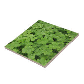 Grünes frisches Kleeblatt, glücklicher St. Patrick Fliese (Seite)