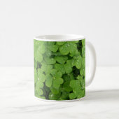 Grünes frisches Kleeblatt, glücklicher St. Patrick Kaffeetasse (VorderseiteRechts)