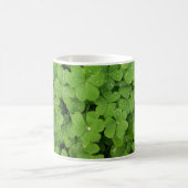 Grünes frisches Kleeblatt, glücklicher St. Patrick Kaffeetasse (Mittel)
