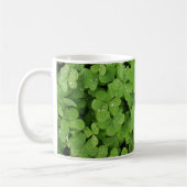 Grünes frisches Kleeblatt, glücklicher St. Patrick Kaffeetasse (Links)