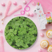 Grünes frisches Kleeblatt, glücklicher St. Patrick Pappteller (Party)