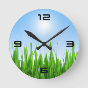 Grünes Gras Blauer Himmel Benutzerdefinierter Text Runde Wanduhr