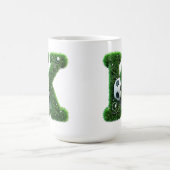 Grünes Gras Buchstabe K Mit Fußball Kaffeetasse (Mittel)