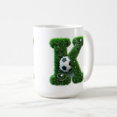 Grünes Gras Buchstabe K Mit Fußball Kaffeetasse (VorderseiteRechts)