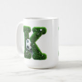 Grünes Gras Buchstabe K Mit Fußball Kaffeetasse (Vorderseite Links)