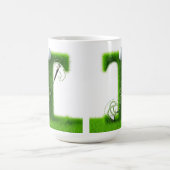 Grünes Gras Buchstabe T Mit Golfball, Schläger Kaffeetasse (Mittel)