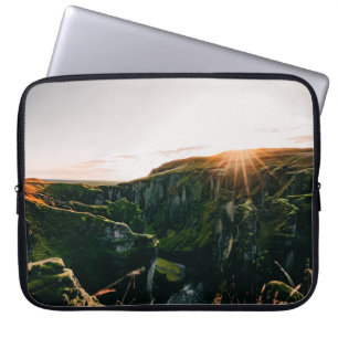 GRÜNES GRASFELD UND BERG BEI TAGESLICHT LAPTOPSCHUTZHÜLLE