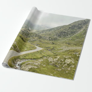 GRÜNES GRASFELD UND BERG GESCHENKPAPIER