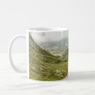GRÜNES GRASFELD UND BERG KAFFEETASSE