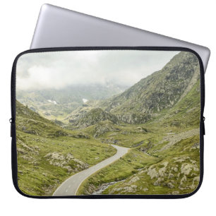 GRÜNES GRASFELD UND BERG LAPTOPSCHUTZHÜLLE