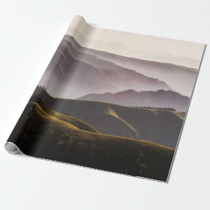 GRÜNES GRASFELD UND BERGE BEI TAGESLICHT GESCHENKPAPIER