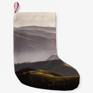 GRÜNES GRASFELD UND BERGE BEI TAGESLICHT KLEINER WEIHNACHTSSTRUMPF