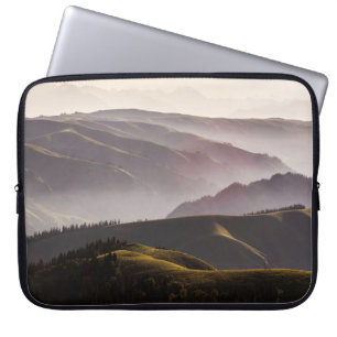 GRÜNES GRASFELD UND BERGE BEI TAGESLICHT LAPTOPSCHUTZHÜLLE