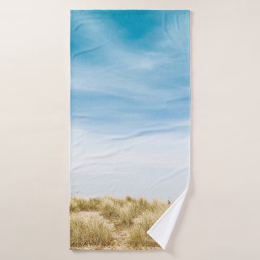 Grünes Grasfeld unter blauem Himmel Badehandtuch (Badehandtuch)